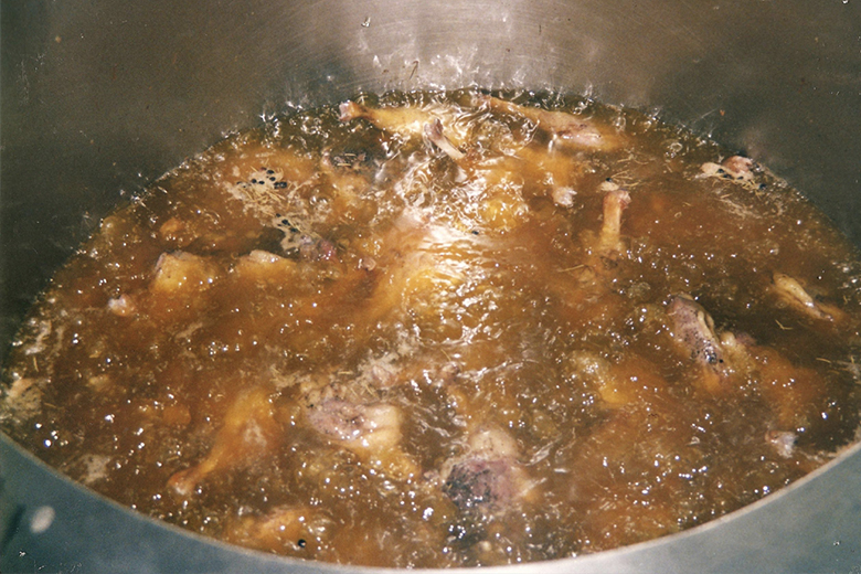 La préparation des cuisses de canard confites